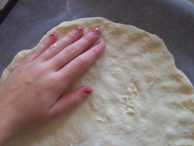 Recept Pizza se salámem, cuketou a bazalkou