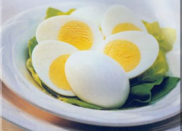 Hlávkový salát s vejci v těstíčku