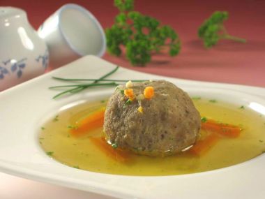 Recept Tradiční polévka s játrovými knedlíčky