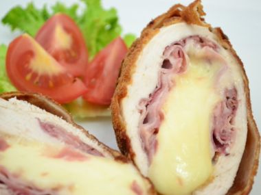 Kuřecí řízek se šunkou a trojúhelníčkem