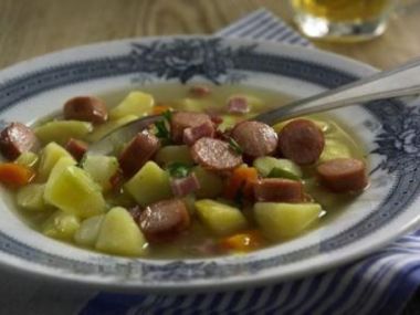 Bramborová staročeská polévka s párkem
