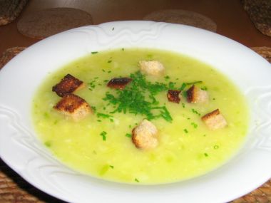 Cuketová polévka s česnekem a žampiony