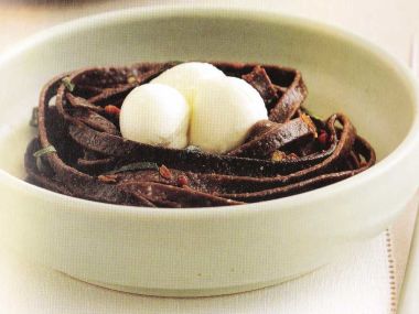 Čokoládové tagliatelle s máslem, šalvějí a mozzarellou