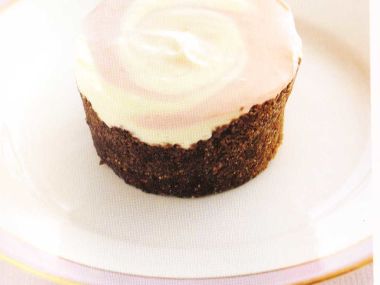 Tvarohové dortíčky cheesecake s bílou čokoládou a jahodami