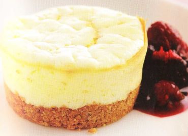 Tvarohové dortíčky cheesecake s bílou čokoládou a lesním ovocem