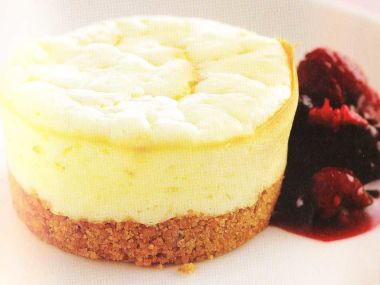 Tvarohové dortíčky cheesecake s bílou čokoládou a lesním ovocem