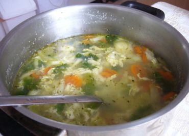 Zeleninová polévka s vejcem