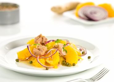 Pomerančový salát s cibulí a tuňákem