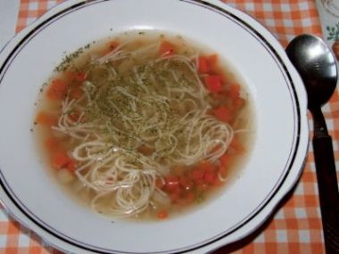 Polévka ze slepice a vařené zeleniny