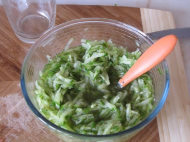 Recept Okurkový salát s česnekem