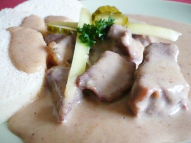 Recept Guláš na víně a smetaně