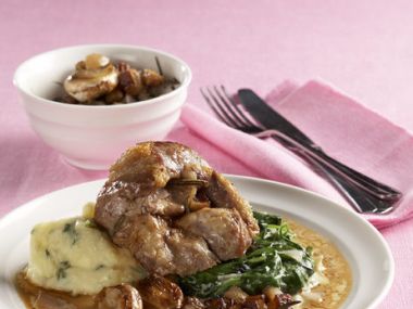 Recept Vepřová krkovička pečená v rozmarýnovém sádle s česnekem