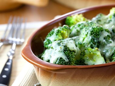 Brokolice s omáčkou z nivy a s česnekem