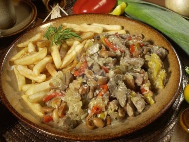 Vepřové soté s hranolkami