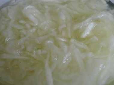 Salát z rajčat, okurek a jogurtu