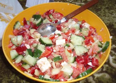 Salát z rajčat s balkánským sýrem