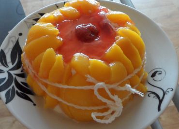 Lehký ovocní dortík - jahody a broskev