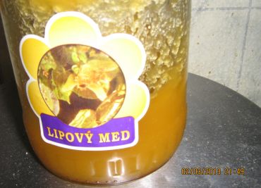 Med z černého bezu a lípy