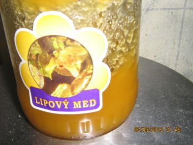 Med z černého bezu a lípy