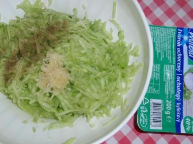 Okurko-kedlubnový salát