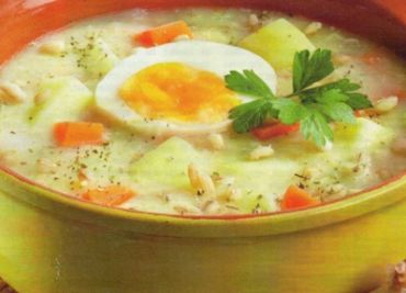 Polévka s vejcem, kroupami a zeleninou