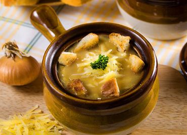 Zelná polévka z masovým vývarem a brambory