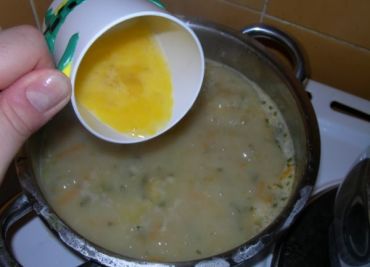 Drožďová polévka s cibulí