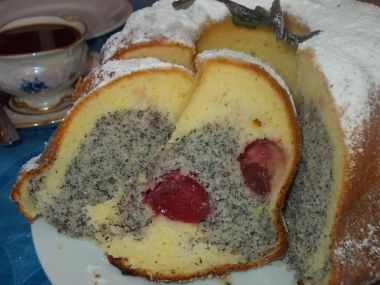 Vláčná, tvarohovo-maková bábovka s ovocným středem