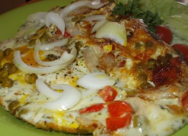 Omeleta se žampiony a barevnou zeleninou