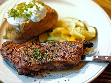 Biftek s tzatziki
