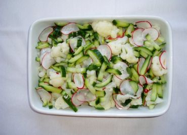 Salát-okurkový s ředkvičkami
