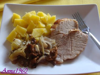 Vepřová pečeně s řapíkatým celerem a liškami.