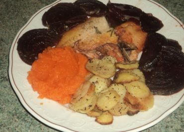 Pangas s červenou řepou a mrkvovým pyré