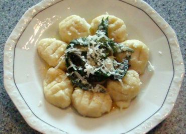 Gnocchi s medvědím česnekem a sýrem pecorino