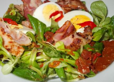 Salát s rajčaty, slaninou, polníčkem a vejci