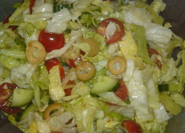 Zeleninový salátek s olivami