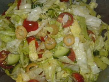 Zeleninový salátek s olivami