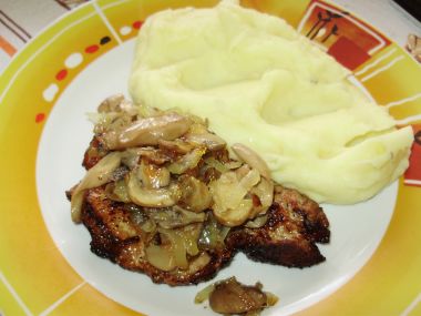Kotleta se žampióny a cibulkou