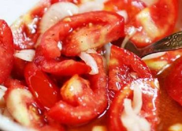 Rajčatový salát s červenou cibulkou