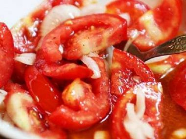 Rajčatový salát s červenou cibulkou