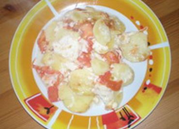Sýr zapečený s brambory a rajčaty