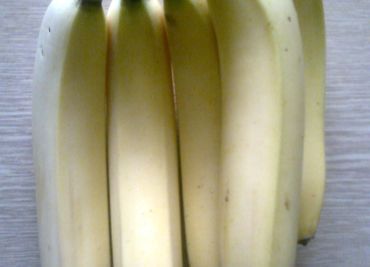 Banány s čokoládovou polevou a kešu oříšky