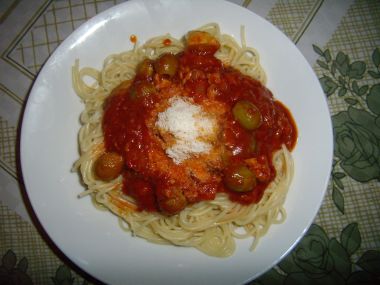 Špagety s olivami a kapary
