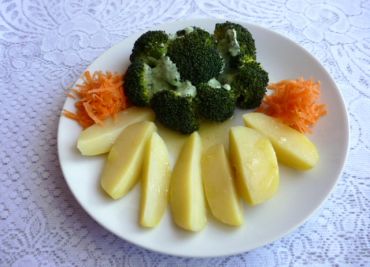 Brokolice s dipem a brambory