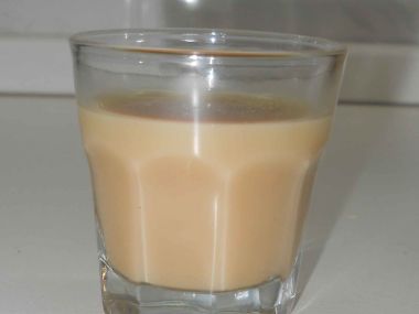 Koktejl ABC (amareto, baileys, cognac)