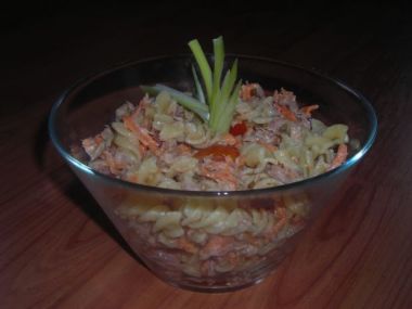 Těstovinový salát s tuňákemozdobený pažitkou