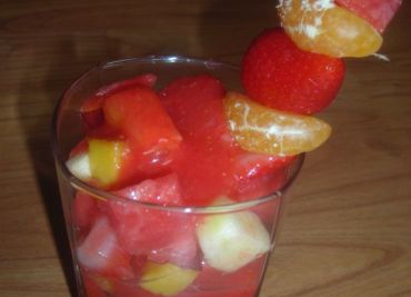 Ovocný salát s jahodovou dření