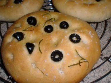 Italská focaccia s olivami a rozmarýnem