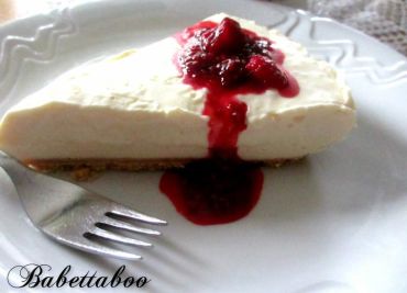 Cheesecake s bílou čokoládou a malinovou omáčkou