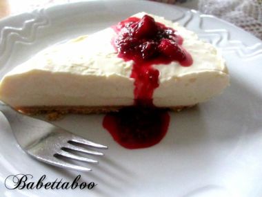 Cheesecake s bílou čokoládou a malinovou omáčkou